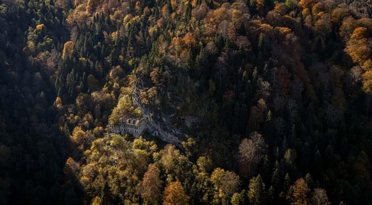 Tarihi doku doğanın görkemiyle buluştu: Sümela ve Vazelon manastırları güz renkleriyle buluştu
