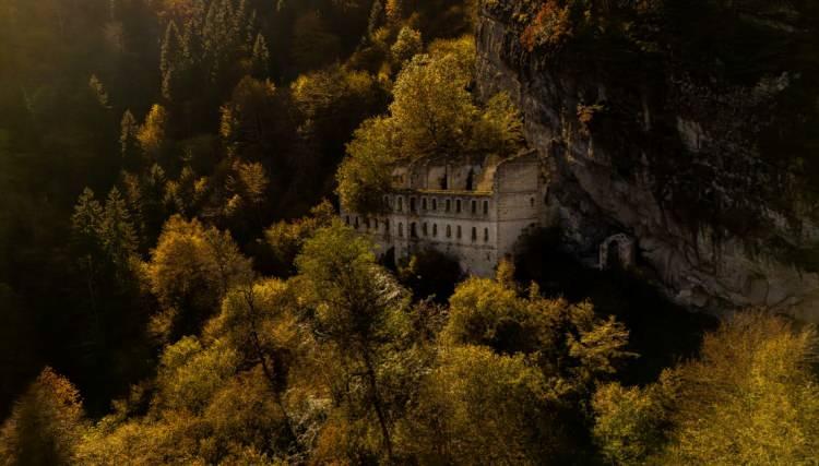 <p><strong>Trabzon'da yer alan Altındere Vadisi'nde dağın yamacında yer alan Sümela Manastırı ile ilçenin bir diğer tarihi yapısı Vazelon Manastırı da sonbaharın etkileyici manzaralarına kucak acıyor.</strong></p>
