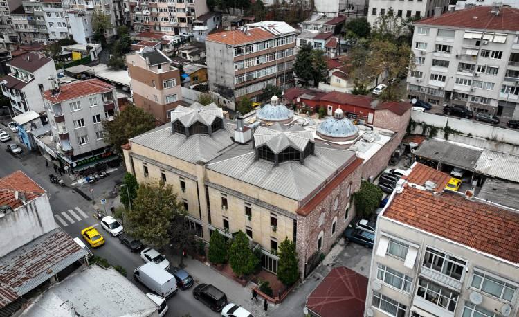 <p>Uğurluel konuşmasının devamında şunları söyledi: </p>

<p> </p>

<p><strong>"Kapıağaları, Topkapı Sarayı'nda sarayın en önemli güvenlik görevlilerinden biridir. Hamamın yapıldığı tarih 1545 olup, Mimar Sinan'ın göreve başlamasının üzerinden yedi yıl geçmiştir. <span style="color:#A52A2A"><em>Bu hamam Mimar Sinan'ın yaptığı ilk hamamlardan biridir.</em></span> Bir Mimar Sinan eseri olması nedeniyle özel bir eserdir. Osmanlı döneminde hamamlar gelir getirmesi amacıyla yapılırdı. </strong></p>
