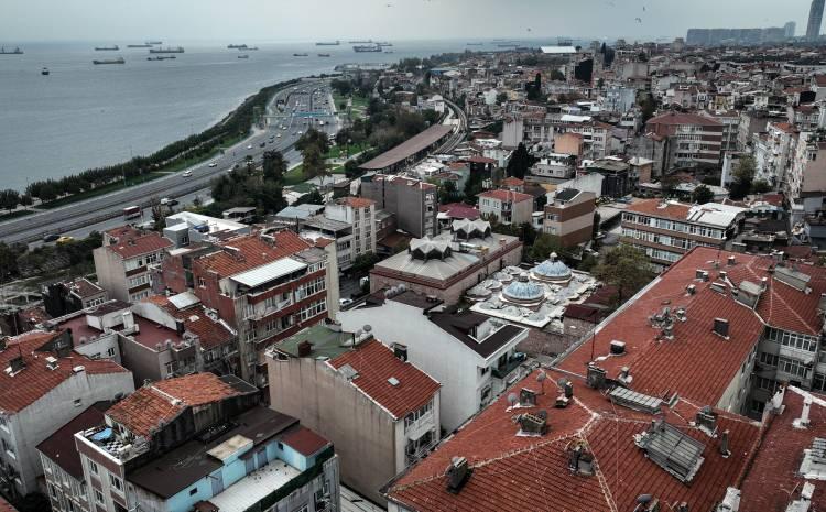 <p>Devletin ve imkanı geniş olan insanlar bu konuda sorumluluk almaları gerektiğini belirten Uğurluel, <strong>"Devlet bu işte öncü olmalı, özel mülke dönüşmüş vakıf eserleri, mevcut sahipleriyle uzlaşılarak yeniden vakfa kazandırılmalıdır. <em><span style="color:#A52A2A">Vakıflara ait bir eser birine kiralandığında, bu kişi orada kesinlikle alkol satamaz.</span> </em>Bu nettir çünkü vakfın ruhuna terstir. Alkol, inancımızda haram olan bir şeydir. Yaptırdığın bir hayır eserinde içki satılır, fuhuş ya da fuhşa özendiren faaliyetler yapılırsa kişi, <span style="color:#A52A2A"><em>'Sevap kazanayım.' derken daha çok günaha girebilir. </em></span>Bu durumda Yakup Ağa'nın kemikleri sızlar. Avrupa'da veya Ortadoğu'da bazı tarihi yapılar farklı amaçlarla kullanılmaktadır. Örneğin, İspanya'da Endülüs döneminden kalma bir yapı kütüphane olarak kullanılmaktadır. İngiltere’de Hristiyanlığa ait bir manastır ya da kilise yapısı, kültür merkezi olarak hizmet vermektedir. Böyle örnekler vardır ancak bu örneklerin, o eserleri zamanında yapan kişilerin ruhunu rahatsız etmeyeceği düşünülmektedir." </strong>şeklinde konuştu.</p>
