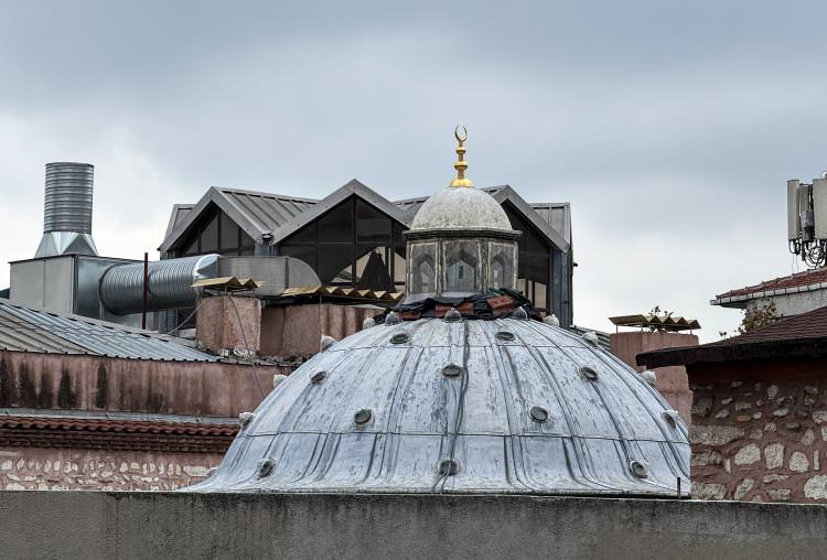 <p><span style="color:#A52A2A"><strong>KAPIAĞASI YAKUP AĞA KİMDİR?</strong></span></p>

<p> </p>

<p>Kanuni Sultan Süleyman döneminde sarayda <strong>"Kapıağası"</strong> unvanıyla görev yapan Yakup Ağa, 16. yüzyılın ortalarında yaşamış önemli bir devlet görevlisiydi.</p>
