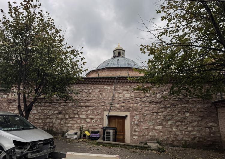 <p><span style="color:#A52A2A"><strong>"BENİM HAMAMIMDA İÇKİ İÇİLSİN DEMEMİŞTİR"</strong></span></p>

<p> </p>

<p><strong>Yakup Ağa bu hamamı yaptırırken kendi cebinden harcama yapmış ve <span style="color:#A52A2A"><em>'Gelen gelirlerden öğrencilerin eğitim masrafları, hastaların giderleri ve dağıtılan yemeklerin masrafları karşılansın.' </em></span>demiştir. 'Benim hamamımda içki içilsin.' dememiş, 'Farklı amaçlarla kullanılsın.' da dememiştir. 'Satılsın, özel mülk olsun' hiç dememiştir.</strong></p>
