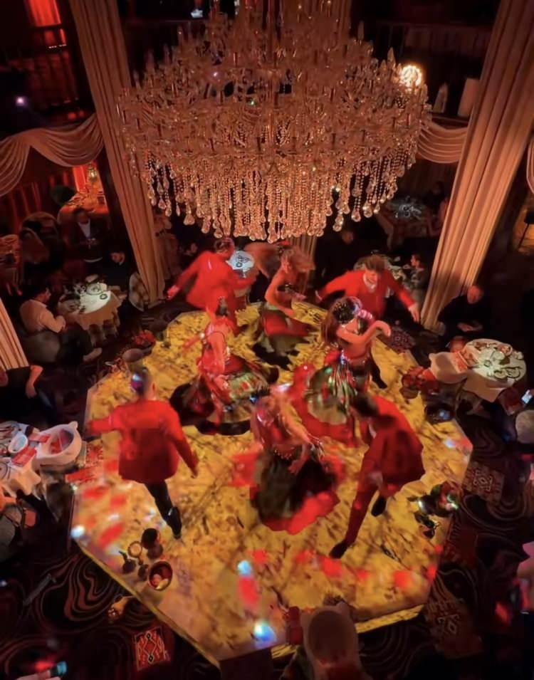 <p>Mimar Sinan'ın İstanbul'da inşa ettiği ilk hamamlardan biri olan tarihi <span style="color:rgb(165, 42, 42)"><strong><em>Kapıağası Yakup Ağa Hamamı'nın </em></strong></span><strong><em>gazino r</em></strong>estorana dönüştürüldüğü, göbek taşında dansözler sahne aldığı ve hamam taslarında yemek servisi yapıldığı iddia edildi. </p>
