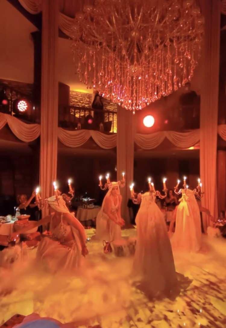 <p><span style="color:#A52A2A"><strong>"YENİDEN HALKA KAZANDIRILMALI"</strong></span></p>

<p> </p>

<p><strong>Zaten burada en büyük facia da budur Vakıf, herkese ait olan demektir. Allah rızası içindir. Vakfeden kişi, vakfettiği malı ya da onun gelirini kendi çocuğuna bile vasiyet edemez. </strong></p>

<p> </p>

<p><strong>Vakıf malında çocuğu veya torunu çalışabilir, vakıf çerçevesinde maaş alabilir ama hiçbir zaman o mülk ona ait olamaz. O mülk halka aittir. Halka ait olan bir şeyi kimse <span style="color:#A52A2A"><em>'Ben satıyorum, alıyorum, özel mülk yapıyorum.' </em></span>diyemez. </strong></p>

<p> </p>

<p><strong>Ama maalesef 1930 ile 1970 yılları arasında bunlar yaşandı. Vakfın sahibi mezarından kalksa, bugünkü kullanılış şeklini görüp rahatsız olmayacaksa bunda sıkıntı yoktur. Ancak şimdi Yakup Ağa mezarından kalksa bu manzarayı görse Nedir o manzara? <span style="color:#A52A2A"><em>Hamamında dansöz oynatılıyor, uygunsuz işler yapılıyor. </em></span>Bundan rahatsız olur mu? Olur. O halde bu şekilde kullanılması doğru değildir. Vakıf malları yeniden halka kazandırılmalı."</strong></p>
