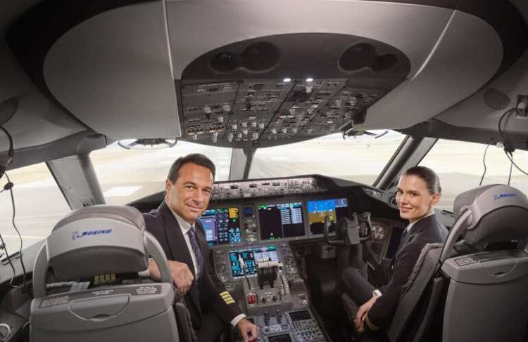 <p>Başvurduğu u&ccedil;ak tipinde en az 500 saat u&ccedil;uş tecr&uuml;besine sahip olmak, Similat&ouml;r hari&ccedil; u&ccedil;uş saatini tamamlamış olmak, başvurduğu u&ccedil;ak tipinde ge&ccedil;erli ve g&uuml;ncel tip yetkisine sahip olmak ve diğer &ouml;zel nitelikler aranacak.</p>

<p>&ndash; T.C. vatandaşı olmak veya mavi kart sahibi olmak</p>

<p>&ndash; 01.01.1973 tarihinden sonra doğmuş olmak</p>

<p>&ndash; En az lise mezunu olmak (yurtdışından mezun adaylarımızın denklik belgesini ibraz etmeleri gerekmektedir)</p>

<p>&ndash; U&ccedil;uş kusuru veya (u&ccedil;uş disiplinsizliği) nedeniyle herhangi bir yazılı ceza almamış olmak</p>

<p>&ndash; Adli sicil ve adli sicil arşiv kaydı bulunmamak</p>

<p>&ndash; Askerlik hizmetini tamamlamış, muaf veya en az 2 yıl tecil ettirebiliyor olmak</p>
