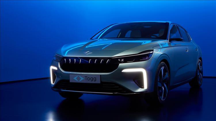 <p><span style="color:#B22222"><strong>TOGG, T10F İLE ELEKTRİKLİ OTOMOBİL PAZARINDA ZİRVEDE</strong></span></p>

<p>Türkiye'de 15 Eylül itibarıyla satışa sunulan Togg'un yeni modeli T10F, geçen ay elektrikli araç pazarında en çok satılan araç olurken, tüm otomobillerde de 7. sırada yer aldı.</p>

<p> </p>

<p> </p>
