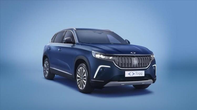 <p><span style="color:#B22222"><strong>ALMANYA'DA İLK TESLİMATLAR YAPILDI</strong></span></p>

<p>Avrupa’daki ilk pazarı olan Almanya’da eylül ayı itibarıyla satışa başlayan Togg, ilk akıllı cihazlarının teslimatını gerçekleştirdi.</p>
