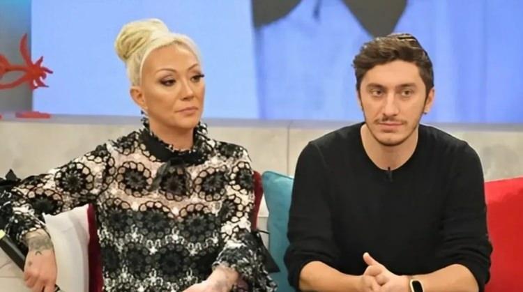 <p><strong>SOSYAL MEDYA KULLANICILARINDAN FARKLI TEPKİLER GELDİ&nbsp;&nbsp;</strong></p>

<p>Tuğberk Yağız'ın sosyal medyadan yaptığı a&ccedil;ıklamag&uuml;ndem olurken, takip&ccedil;iler farklı tepkiler verdi. Kimileri G&uuml;ll&uuml;&rsquo;n&uuml;n anısına saygı duyulmasını savunurken, bazıları aile i&ccedil;i &ccedil;atışmaların kamuoyuna taşınmasından rahatsız olduklarını belirtti.</p>
