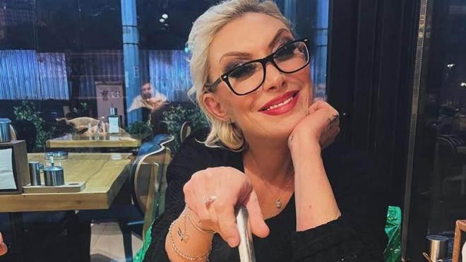 <p>51 yaşında evinin balkonundan düşerek hayatını kaybeden usta sanatçı Güllü'nün ölümüyle ilgili aile içindeki gerilim devam ederken, bu kez mezarı üzerinden yapılan bir paylaşımla yeniden alevlendi.</p>
