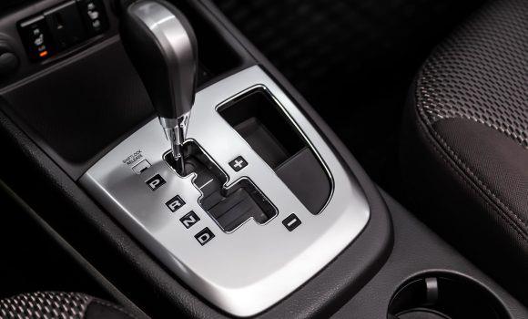 <p><span style="color:#B22222"><strong>OTOMATİK VİTES HAKİMİYETİ</strong></span></p>

<p> </p>

<p><br />
2025’in ilk 10 ayında otomatik şanzımanlı otomobiller yüzde 94,3 payla (785.559 adet) pazara damga vurdu. Manuel şanzımanlı araçların payı ise yalnızca yüzde 5,7 (47.823 adet) olarak kaydedildi.</p>
