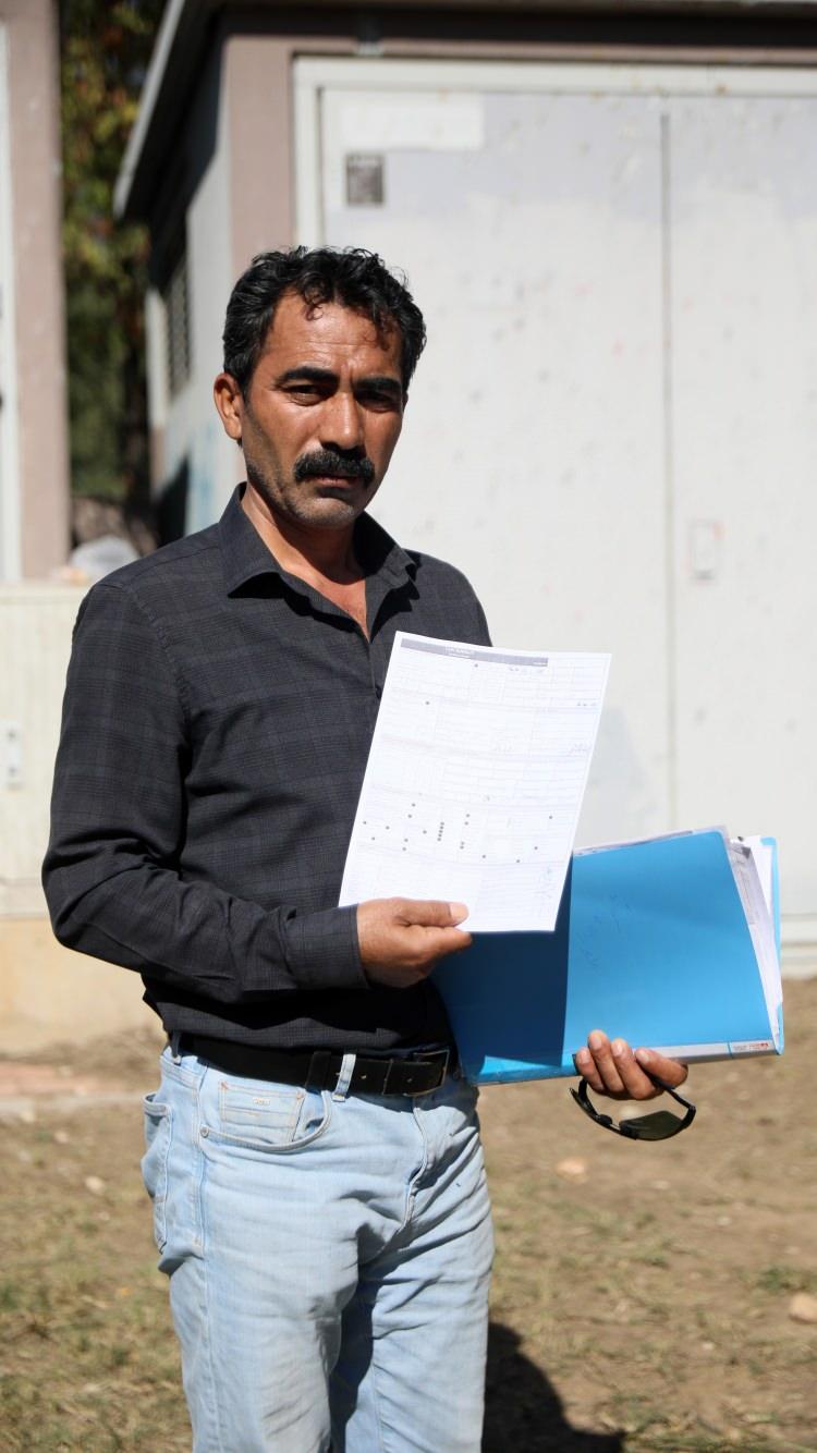 <p><span style="color:#A52A2A"><strong>SORUN YAKLAŞIK 15 AYDIR DEVAM EDİYOR</strong></span></p>

<p> </p>

<p>Sözleşmelerin noter huzurunda yapıldığını söyleyen Mustafa Bektaş, <strong>"14- 15 aydır bu işgalden dolayı sorun yaşıyorum. Kendilerini çıkaramıyoruz. Polisten, belediyeden, adli makamlardan yardım talep ettim ancak sonuç alamadım. Dava devam ediyor, ne zaman sonuçlanacağı belli değil. Burada arsa sahibi olarak 7 hisse var. Arsa sahipleri ile yüzde 50 oranında anlaştık. 15'inci dairenin parasını 'Bizim borçlarımız var. Yarı hisse karşılığında borçları ödeyelim' diyerek benden para istediler. Ben de buna istinaden borçlarını ödedim."</strong> dedi.</p>
