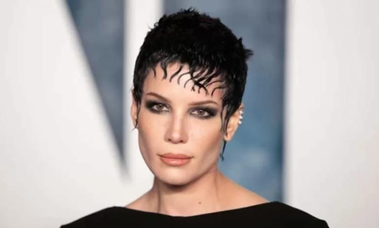 <p>2022 yılında <strong>Lupus SLE (kelebek hastalığı)</strong> ve <strong>nadir görülen bir T hücreli lenfoproliferatif bozukluk</strong> teşhisi konulan şarkıcı, <span style="color:#800080"><em><strong>"Küçük bir tıbbi acil durum" </strong></em></span>notuyla sabah saat <strong>06:00'ya kadar hastanede tedavi gördüğünü</strong> belirtti. </p>
