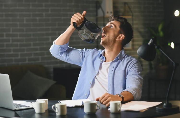 <p>Adnan Menderes Üniversitesi (ADÜ) Tıp Fakültesi Kardiyoloji Anabilim Dalı Öğretim Üyesi Prof. Dr. Ceyhun Ceyhan, özellikle öğrenciler arasında yaygın olan kahve ve enerji içeceği tüketimine ilişkin önemli uyarılarda bulundu. </p>
