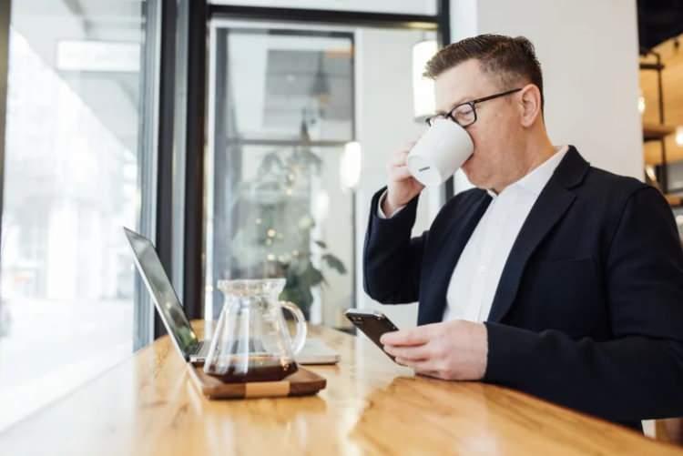 <div>Ceyhan, çay, kahve ve enerji içeceklerinin günümüzde özellikle gençler ve öğrenciler tarafından yoğun şekilde tüketildiğini belirterek, kafeinin vücut üzerindeki etkilerine dikkat çekti.</div>
