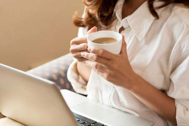 <p>Kafeinin bilinçli tüketilmesi gerektiğini hatırlatan Ceyhan, "Doğru beslenmeyle doğru zamanda, doğru miktarda alınan kahve; hafızayı güçlendirir, sınav başarısını artırır. Ama fazlası, yarardan çok zarar getirir" diye konuştu.</p>

<p> </p>
