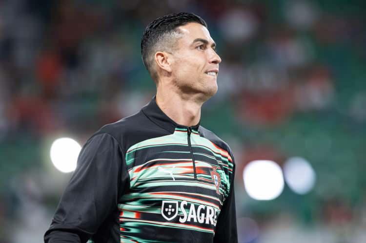 <p>Dünya Kupası'nı kazanmak istediğini her fırsatta dile getiren Portekizli yıldız, "Hayal mi? Bence değil. Beni oyuncu olarak tanımlamaz. 6-7 maç oynanan bir turnuva beni tarihin en iyisi mi yapacak? Sizce bu adil mi?" dedi.</p>
