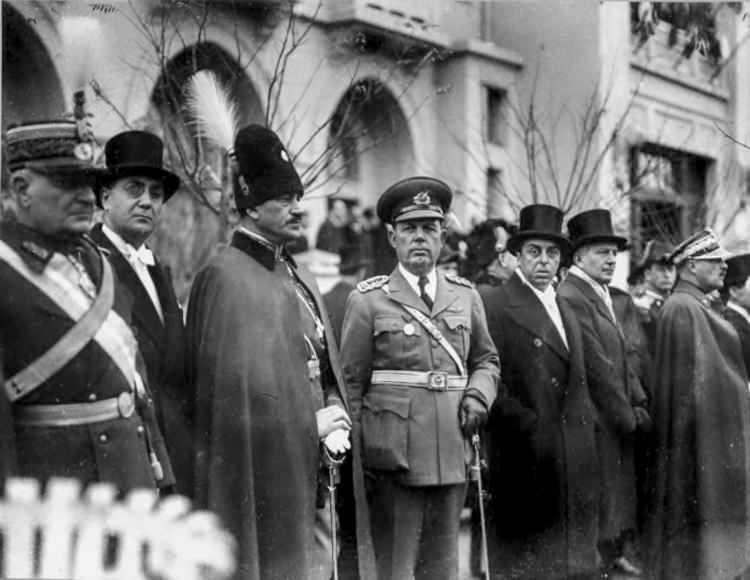 <p>Kortej saat 12.15'te Etnografya Müzesi'ne ulaşırken Atatürk'ün naaşı, saat 12.30'da hazırlanan katafalka yerleştirildi. Devlet erkanı, yabancı heyet mensupları ve halk, Etnografya Müzesi'ndeki Atatürk'ün naaşı önünden son kez ihtiram geçişi yaptı. Çanakkale'de Atatürk'e 3 kere yenilen İngiliz Mareşal Birdwood'un da yer aldığı yabancı heyetin uğurlaması da fotoğraflara yansıdı.</p>

<p> </p>
