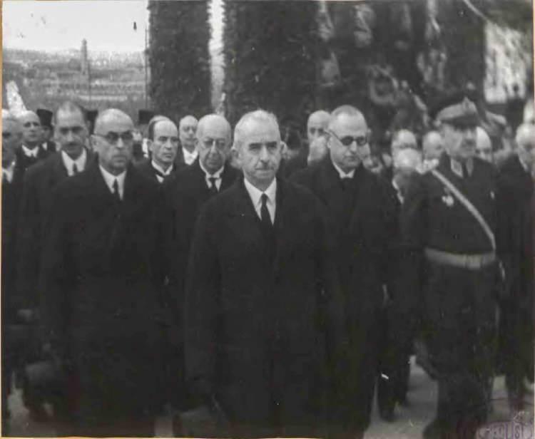 <p>Top arabasına konulan Atatürk'ün naaşı, yerli ve yabancı erkanın ve kalabalık bir halk kitlesinin katılımıyla saat 11.00'de TBMM binası (İkinci Meclis/Cumhuriyet Müzesi) önünden alınarak kortej eşliğinde Etnoğrafya Müzesi'ne doğru yola çıkarıldı.</p>

<p> </p>
