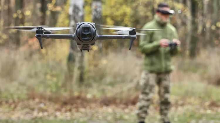 <p>24 Şubat 2022'den bu yana Rusya'nın Ukrayna'da başlattığı işgal ağır kayıplarla devam ederken en çok ölüme sebep olan dronelara karşı ilginç çözümler üretilmeye devam ediyor. </p>
