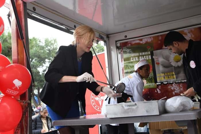 <p><strong>Hastane Başhekimi Prof. Dr. Mine Gürsaç Çelik ile kamera karşısına geçen ünlü oyuncu, organlarını bağışlayanların ruhu için hayır lokması dağıttı.</strong></p>
