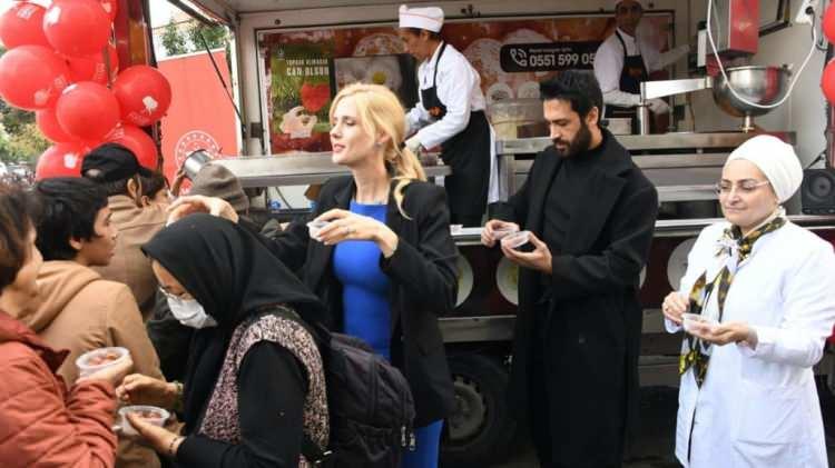 <p><strong>Lokma dağıttığı anlar hakkında da konuşan Elles, "Çok güzel deneyim ve güzel bir kültür. Her zaman hayatını kaybedenleri de düşünmeliyiz. Öldükten sonra insanlara can olmak istiyorsak organlarımızı bağışlamak çok güzel bir şey" dedi.</strong></p>
