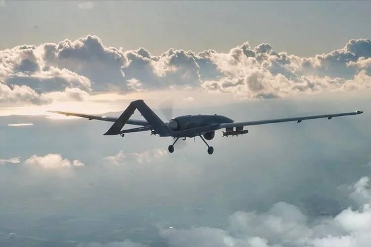 <p>Türkiye’nin savunma sanayiindeki yükselişi İsrail’i rahatsız etti. Tel Aviv merkezli Globes gazetesi, Türkiye’nin Bayraktar TB2’lerle elde ettiği küresel başarıyı hedef alırken, iki ülke arasında “İHA savaşı” yaşanabileceği iddiasında bulundu.<strong>​</strong></p>
