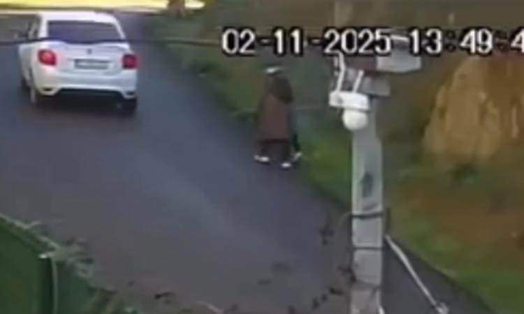 <p>Ben gece saat 23.30’da eve geliyorum, evde olmadığını görüyorum. Yakın akrabaları aramaya başlıyorum. Akrabaları, gerekli yerleri aramam Pazartesi öğlen saatlerini buluyor. </p>
