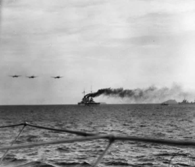 <p>Atatürk'ün naaşı saat 12.30'da Sarayburnu'ndan Zafer torpidosuna nakledilirken, torpido saat 13.00'te hareket etti, daha sonra Atatürk'ün naaşı Selimiye Kışlası açıklarında bekleyen Yavuz zırhlısına nakledildi. Yavuz, saat 14.00'te İzmit'e doğru hareket etti. Yavuz'un siyah duman çıkartarak İzmit'e doğru hareket ettiği anlar fotoğraflarda yer aldı.</p>

<p> </p>
