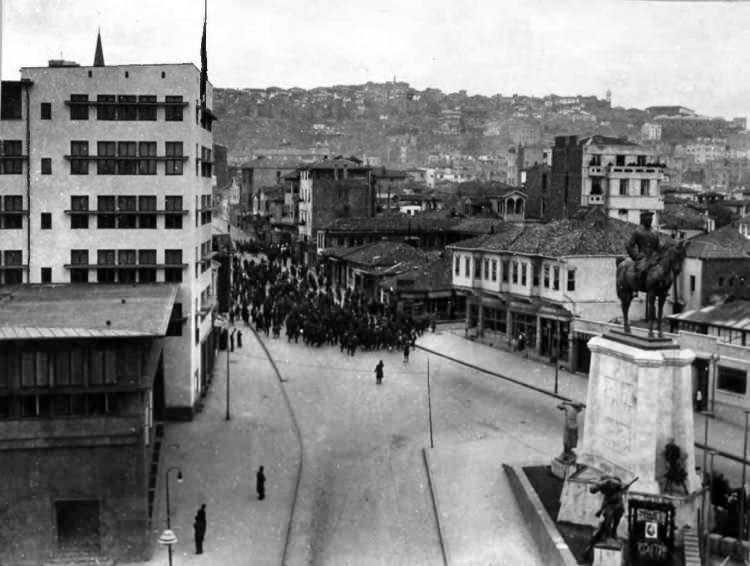 <p><span style="color:#B22222"><strong>ANKARA PALAS'TA DİPLOMATİK SESSİZLİK</strong></span></p>

<p>Cenaze törenine dünyanın dört bir yanından devlet temsilcileri katıldı. Heyetler, Ankara Palas'ın önünde, tören alanının karşısında yerlerini aldı. Yabancı devlet adamları, TBMM'nin karşısında yer alan Ankara Palas önünde sıralanarak cenaze merasimini sessizce takip etti. O anlar, çekilen fotoğraflarda da yer buldu.</p>
