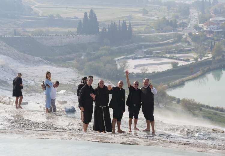 <p>Çünkü eski çağlardan kalan eserleri gördük. </p>
