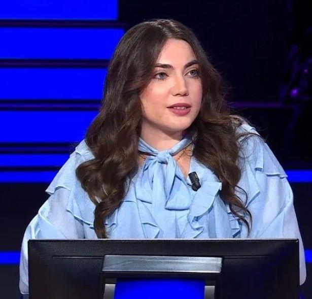 <p>2020 yılında Ankara Üniversitesi Hukuk Fakültesi'nden mezun olduktan sonra Londra'ya taşınarak yaşamını orada sürdüren genç yarışmacı 200 bin TL değerindeki 9'uncu soruda Osmanlı sorusuna verdiği cevapla yarışmaya damga vurdu. </p>
