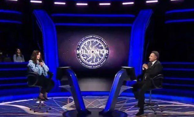 <p>9'uncu soruda karşısına çıkan soruda oldukça zorlanan Erdoğlu, doğru yanıtı bulmak için epey uğraştı.</p>
