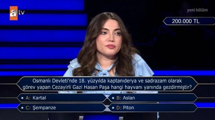 <p>Yarışmacının 9'uncu soruda karşısına, <strong>"Osmanlı Devleti'nde 18. yüzyılda kaptanıderya ve sadrazam olarak görev yapan Cezayirli Gazi Hasan Paşa hangi hayvanı yanında gezdirmiştir?"</strong> sorusu çıktı.</p>
