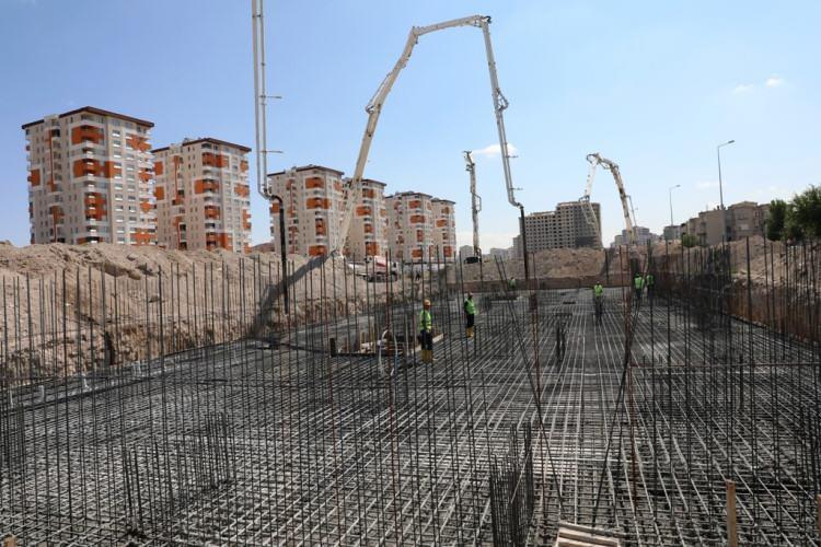 <p> Büyükorhan:<span style="color:#A52A2A"><strong><em> 100 konut.</em></strong></span></p>
