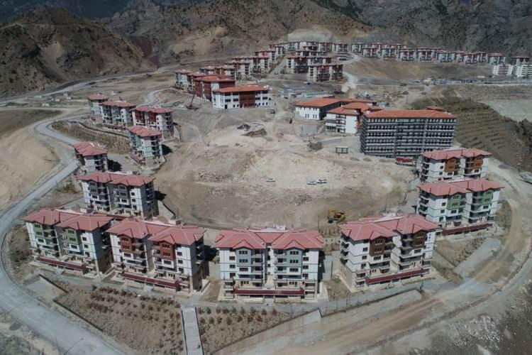 <p>Harmancık:<span style="color:#A52A2A"><strong><em> 100 konut.</em></strong></span></p>
