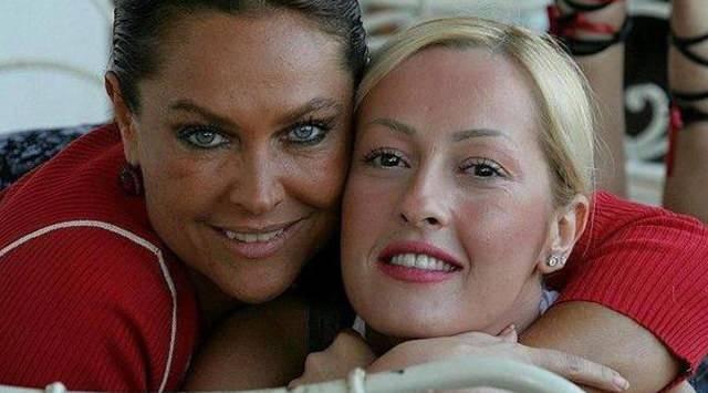 <p><span style="color:#800080"><em><strong>Hülya Avşar, ortağı olduğu medikal markanın lansmanında basın mensuplarının sorularını yanıtladı. Ablasını yalnız bırakmayan Helin Avşar, 'Hülya Avşar ile çalışmak zor mu?' sorusuna verdiği yanıtla gündem oldu.</strong></em></span></p>
