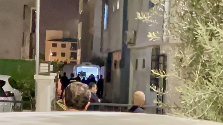 <p><span style="color:#A52A2A"><strong>EŞİ VE KIZLARINI VURDU </strong></span></p>

<p> </p>

<p>M.G.'nin elindeki silahı alan polis memurları daireye girdiklerinde salonda şüphelinin <span style="color:#A52A2A"><em>eşi Fatma Gıyar (31)</em></span> ile oturma odasında d<span style="color:#A52A2A"><em>a kızları Meral Ebrar Gıyar (10) ve Merve Gıyar'ı (4)</em></span> hareketsiz bir şekilde buldu.</p>
