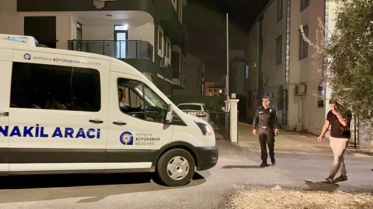 <p>Adrese gelen ekipler apartman kapısında oturmakta olan <span style="color:#A52A2A"><strong><em>Antalya Emniyet Müdürlüğü Varsak Polis Merkezi Amirliği'nde görevli polis memuru M.G.'yi gördü.</em></strong></span></p>
