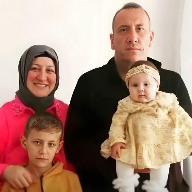 <p><strong><span style="color:#B22222">HAVA ULAŞTIRMA UZMAN ÇAVUŞ EMRE SAYIN</span></strong></p>

<p><strong>Hava Ulaştırma Uzman Çavuş Emre Sayın </strong>eşi ve annesinin Merzifon’da olduğu, babasının ise haberi alınca Merzifon’a gitmek üzer olduğu öğrenildi. Şehidin üçüncü çocuğunu iki ay önce kucağına aldığı öğrenildi.</p>
