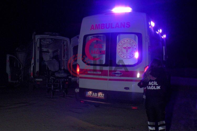 <p><span style="color:rgb(165, 42, 42)"><strong>4 KİŞİYİ BIÇAKLADI </strong></span></p>

<p> </p>

<p>Alaattin Keçkin, eşini göğsünden bıçakladıktan sonra kayınbiraderi, kayınvalidesi ve kayınpederini yaraladı.</p>

<p> </p>

<p>Ambulansla Seferihisar Necat Hepkon Devlet Hastanesi'ne kaldırılan <em><strong>Neşe Keçkin, kurtarılamadı.</strong></em></p>

<p> </p>

<p>Yaralılar ise hastanedeki tedavisinin ardından taburcu edildi.</p>
