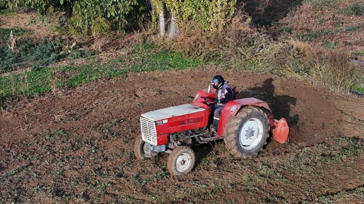<p>Eskişehir'de yaşayan 67 yaşındaki çiftçi  Mehmet Son, yeni yönetmeliğe uygun hazırlanarak tarlasını sürdü.</p>
