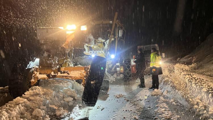 <p>'EŞİMİ DOKTORA GÖTÜRECEKTİM'</p>

<p>Köy sakinlerinden Enver Atilla, “Eşim hastaydı. Hastaneye götürmek için yola çıktık. Ancak kapanan yolda ilerleyemedik. O esnada askeri araçlar bizi görünce araçlarına aldılar. Ancak tipi nedeniyle daha fazla ilerleyemedik. Özel İdare ekipleri geldikten sonra yol açıldı ve bizler de ilçeye geldik. Bizi kurtaran ekiplere çok teşekkür ediyorum” dedi.</p>
