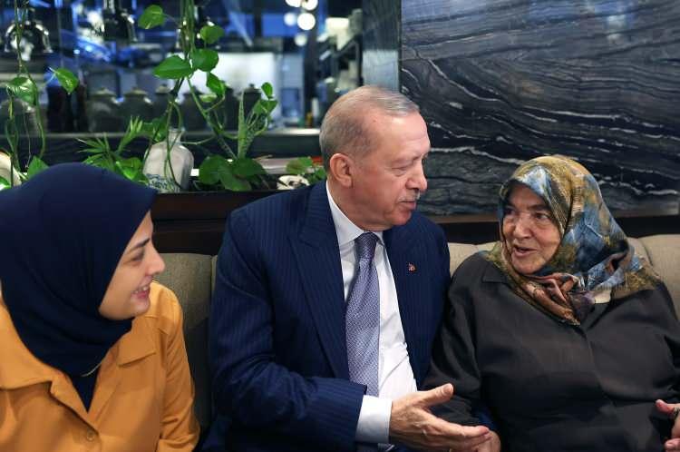 <p>Burada karşılaştığı vatandaşlarla sohbet eden Erdoğan, hatıra fotoğrafı çektirdi ve çocuklara oyuncak hediye etti.</p>
