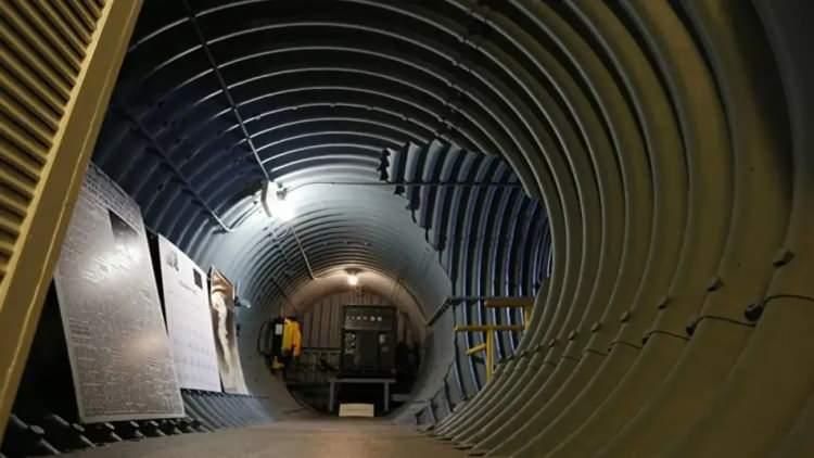 <p>“Türkiye genelinde 687 kilometre uzunluğunda metro tüneli bulunuyor. Bu mevcut hatlar, olağanüstü durumlarda yaklaşık 1 milyon 374 bin kişiye acil barınma imkânı sağlayabilecek kapasiteye sahip. Sadece İstanbul’da 500 kilometreyi aşan metro tünelleri, güçlü birer sığınak altyapısı oluşturuyor.”</p>

<p> </p>
