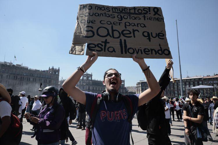 <p>Meksika hükümetinin güvenlik politikasını eleştiren ve kendilerini ‘Z Kuşağı’ olarak adlandıran binlerce gösterici Bağımsızlık Anıtı'nda toplanarak Ulusal Saray'a yürüdü.</p>

<p> </p>
