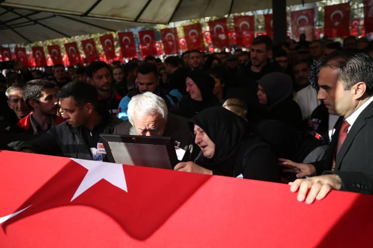 <p>Azerbaycan-Gürcistan sınırında düşen askeri kargo uçağında şehit olan Hava İkmal Astsubay Kıdemli Çavuş Ahmet Yasir Kuyucu'nun cenazesi Konya'da toprağa verildi. Konya Şehitliği'ne getirilen şehit Kuyucu'nun eşi Fatmanur Kuyucu, eşinin kamuflajıyla tören alanına gelerek tabutuna sarılıp gözyaşı döktü.</p>
