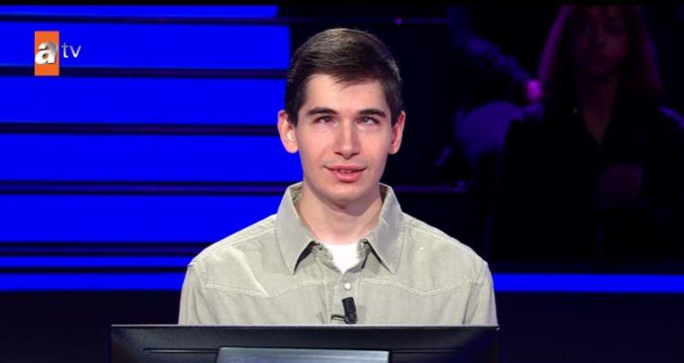 <p><strong>Hızlı bir şekilde ilerleyen yarışmacı 500 bin TL değerindeki soruyu açtırmaya hak kazandı.</strong></p>
