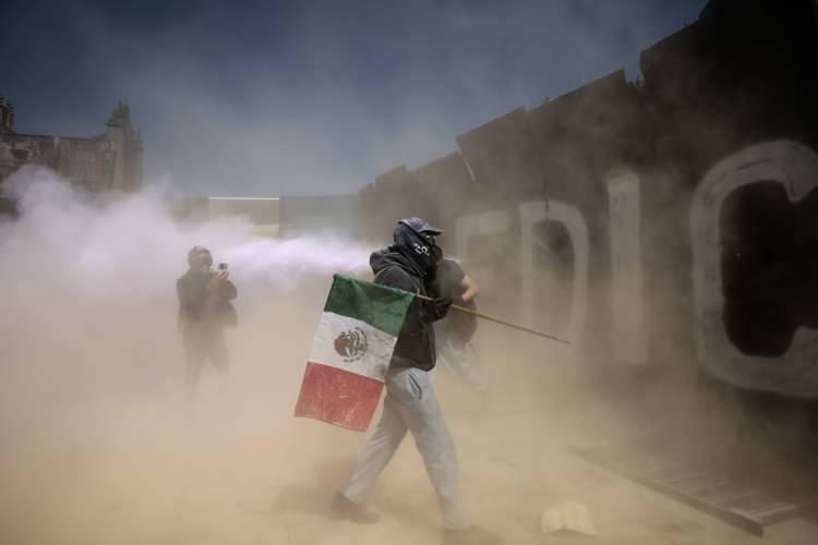 <p>GÖZ YAŞARTICI GAZLARLA MÜDAHALE!</p>

<p><br />
Ulusal basındaki habere göre binlerce gösterici, Bağımsızlık Anıtı'nda toplanarak Ulusal Saray'a yürüdü.</p>

<p>Polis, Ulusal Saray önündeki bariyerlere taş ve çekiçlerle saldıran gruba göz yaşartıcı ve yangın söndürücü gazlarla müdahale etti.</p>
