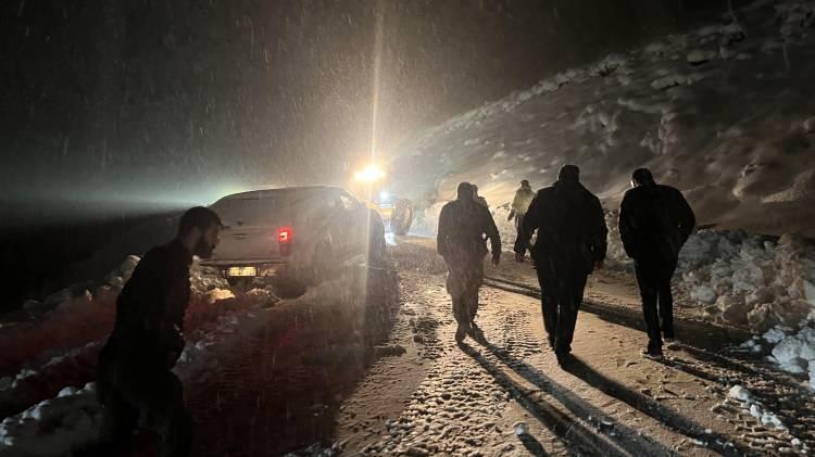 <p><span style="color:rgb(33, 37, 41)">Ekiplerin 2 saat süren yol çalışması sonucu yolda kalan araçlar ve içindeki 30 kişi kurtarıldı. Araçlar yolun açılmasıyla birlikte ilçe merkezine ve köye gitti.</span></p>
