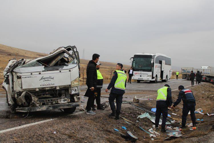 <p>63 ADA 706 dorse plakalı tır da makaslayarak duran yolcu otobüsüne arkadan çarptı. Kazanın ardından bölgeye çok sayıda polis, jandarma, sağlık ve itfaiye ekipleri yönlendirildi. </p>
